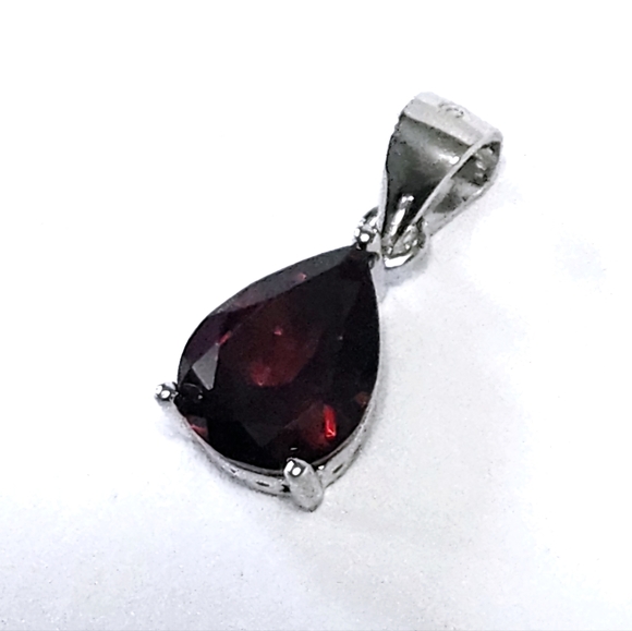 1.75 ct Garnet Silver Drop Pendant - Picture 4 of 8